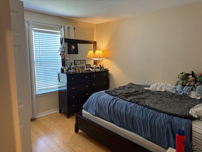 Building Photo - 4 bed 2bath with Pool
