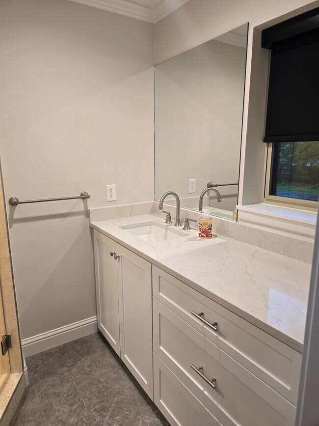 Building Photo - 8107 San Leandro Dr