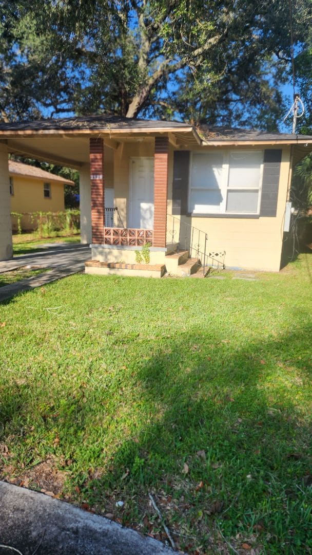 Building Photo - 3 Bedroom Home