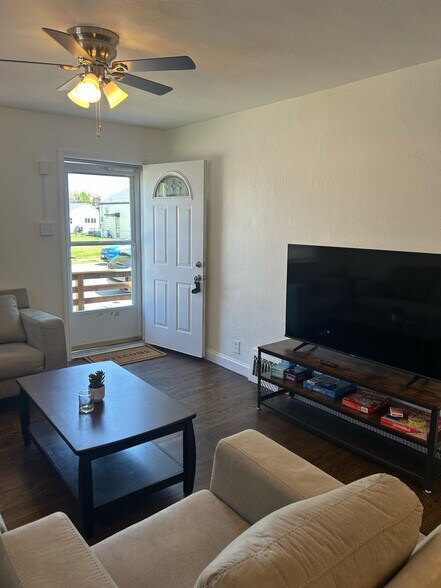 Building Photo - 6025 Fyler Ave