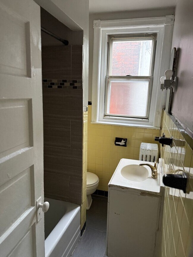 Building Photo - Port Richmond-traditional 3 bedroom home f...