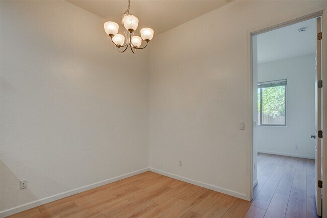 Building Photo - 3 Bedroom, 2 Bathroom Townhome in Granvill...