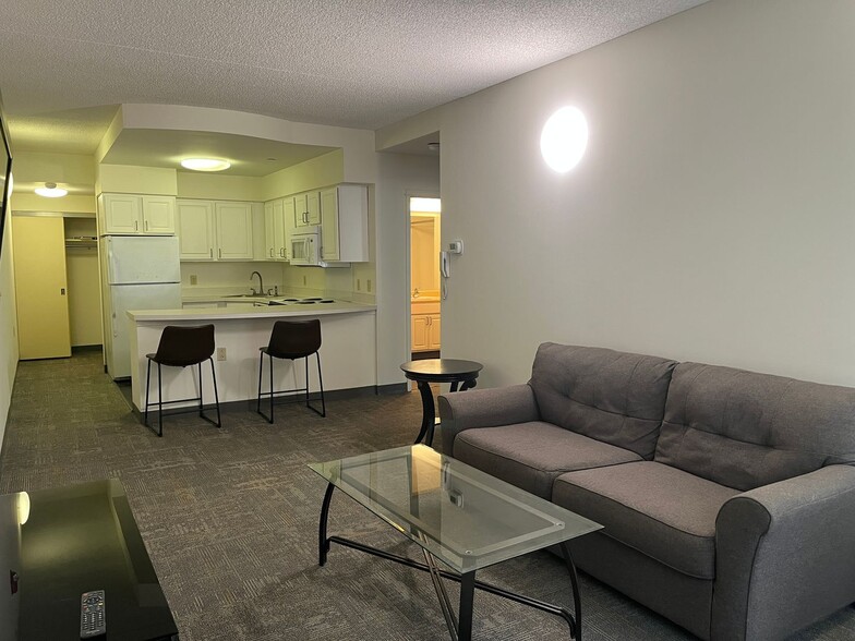 Interior Photo - 407 College Ave