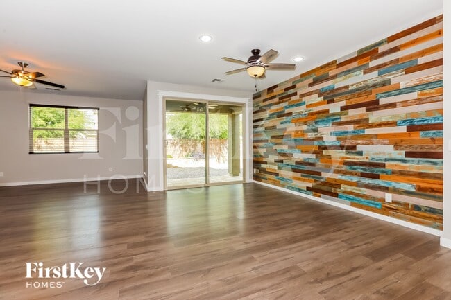 Building Photo - 732 Carlsbad Dr