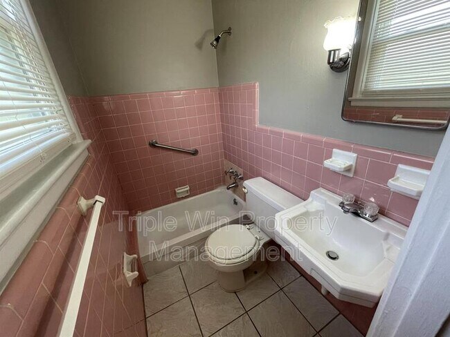 Building Photo - 1105 S Waterford Dr