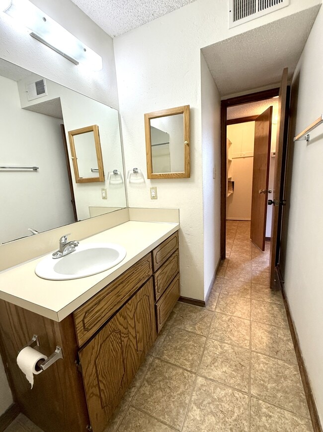 Building Photo - 2208 Shenandoah Dr