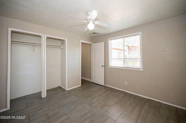 Building Photo - 810 E Linden St
