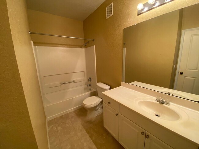 Building Photo - 1014 Hemingway Cir