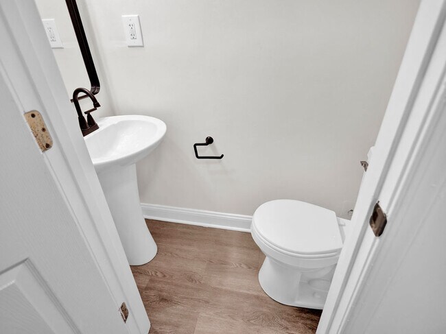 Building Photo - 1214 E Eager St