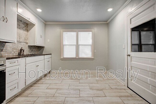 Building Photo - 3200 SW 38th St