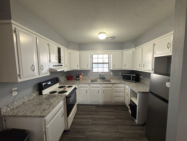 Building Photo - 1805 S Bryan Ave