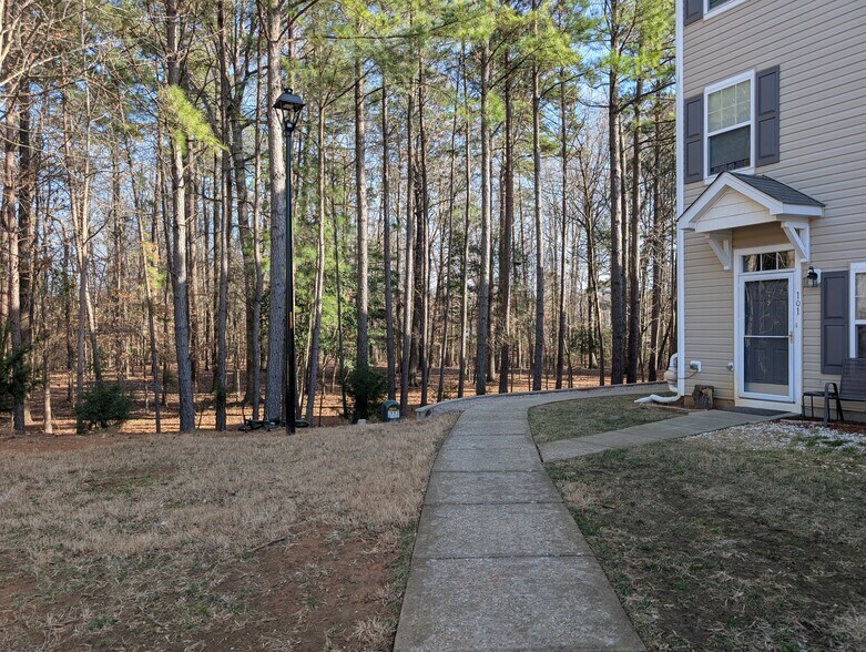 Building Photo - 2230 Valley Edge Dr