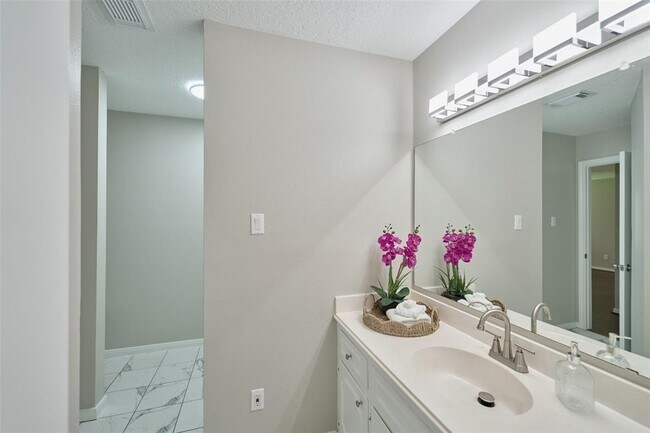 Building Photo - 26611 Oak Hill Dr