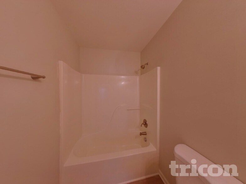 Building Photo - 1585 Kingston Dr