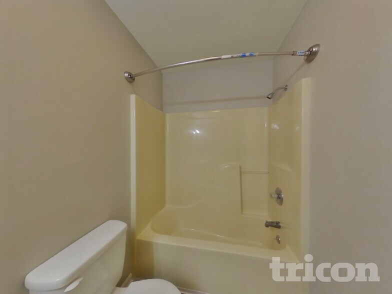 Building Photo - 945 Center St