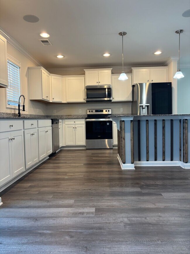 Building Photo - 5 bedroom 3 bath home in Pocalla Springs