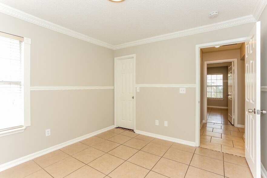 Building Photo - 3726 Woodbriar Dr