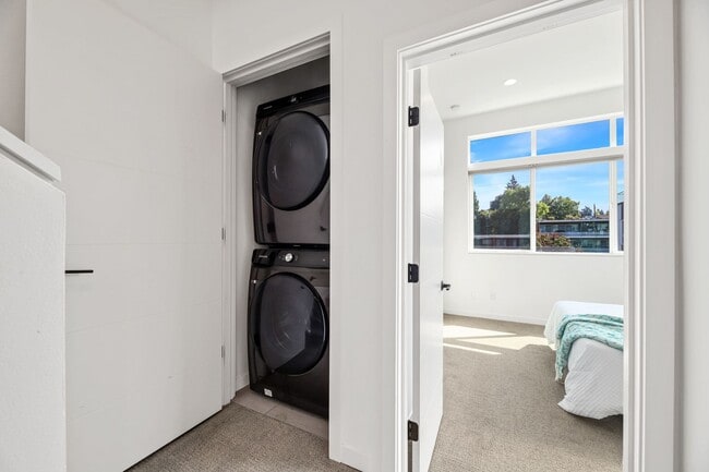 Building Photo - Delridge Townhome