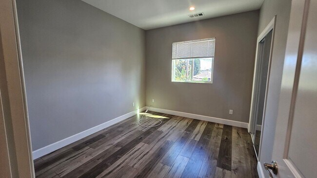 Building Photo - 1536 E