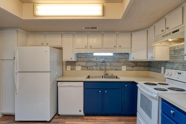 Building Photo - 811 Country Club Dr SE