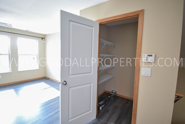 Building Photo - 2 Bedroom 2 Bath Updated Townhome in Ankeny with attached two car garage