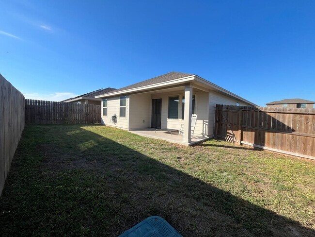 Building Photo - RANCHO VISTA CORNER LOT HOME! DOG FRIENDLY