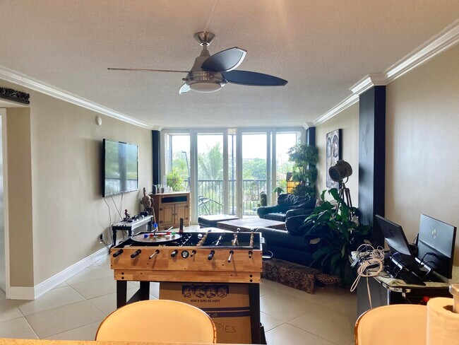 Building Photo - 14 Royal Palm Way