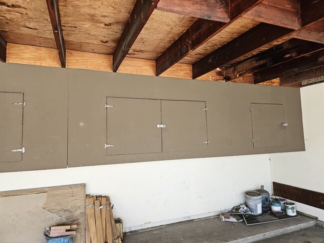 Building Photo - 10440 Western Ave