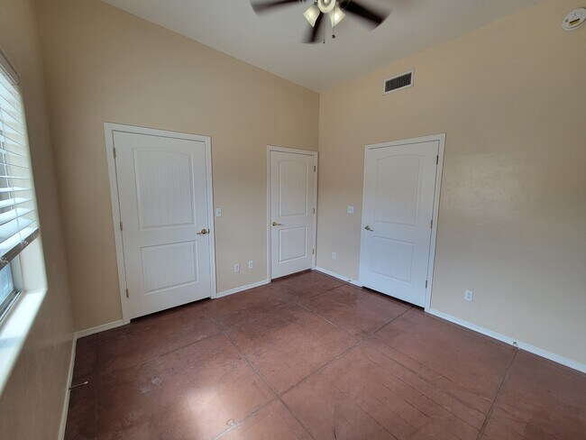 Building Photo - 3331 E Bermuda St