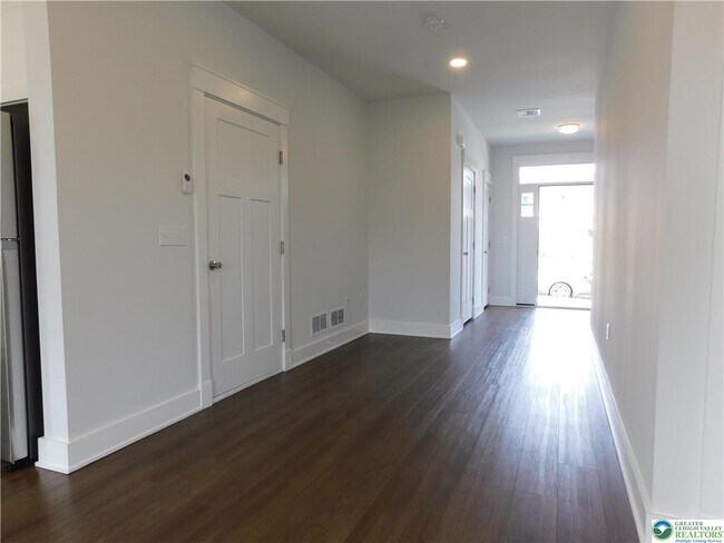 Building Photo - 1674 Best Pl