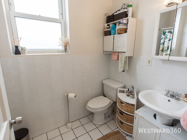 Building Photo - 1138 N Winchester-3