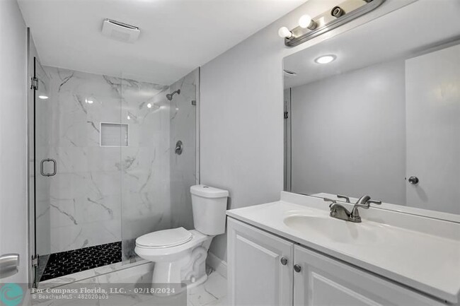 Building Photo - 4156 Inverrary Dr