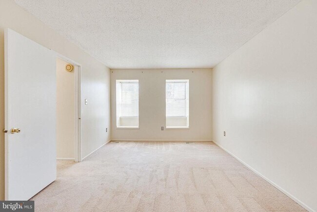 Building Photo - 2374 Hunters Square Ct