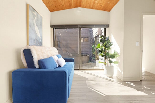 Building Photo - 112 Duck Ct