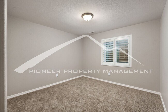 Building Photo - Stylish Townhouse 2bed / 2bath, 2 car garage and AC in Gated Community Near Powers Corridor