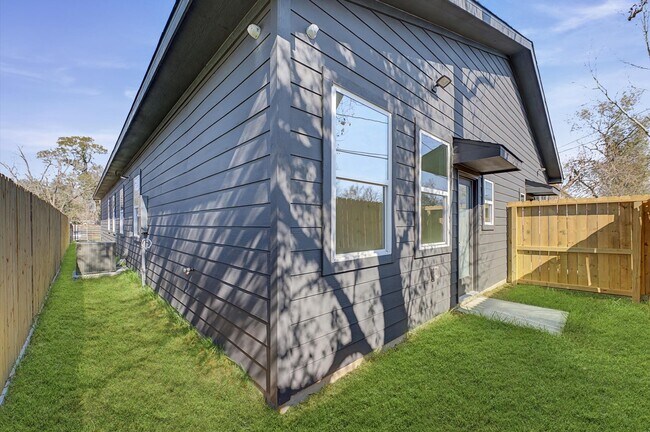 Building Photo - 5034 Pershing St