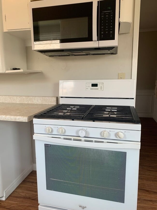 Building Photo - For Rent: Charming 2 Bed / 2 Bath Duplex i...