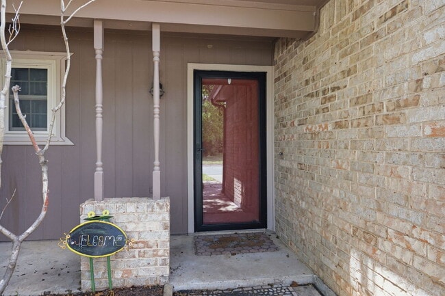 Building Photo - Charming 3 Bedroom Home near Schools and Rec Center
