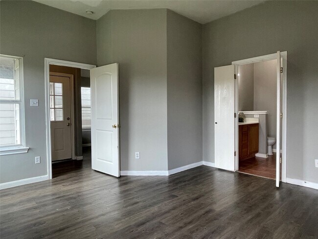 Building Photo - 811 Forest Hillside Ln