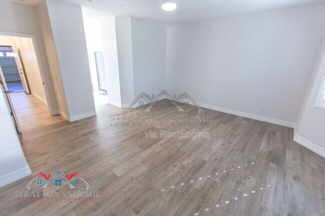 Building Photo - 661 E Julian Dr