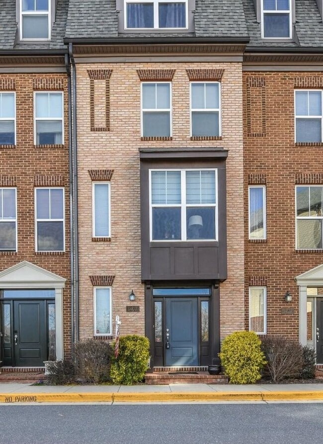 Building Photo - Modern 4 level townhouse available for imm...