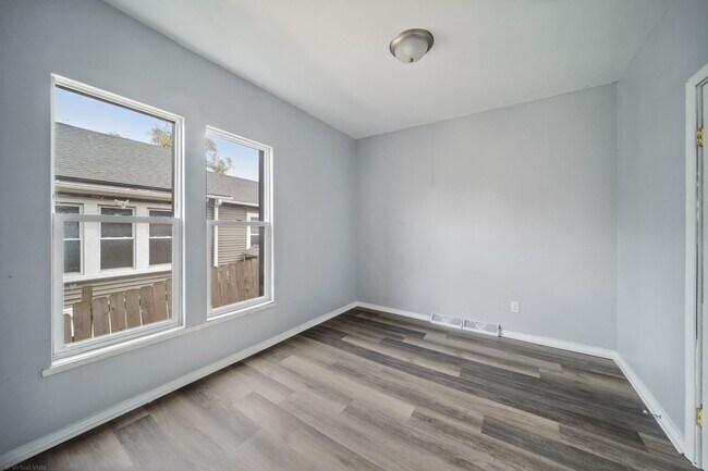 Building Photo - 132 Akin Ave