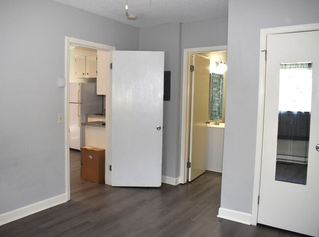 Building Photo - Newly Renovated 1 Bed/1 Bath Quadplex in C...