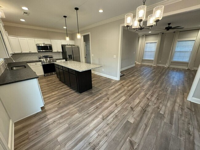 Building Photo - Knoxville 37920 - **COMING AVAILABLE August 1st** Beautiful single family home located in South K...