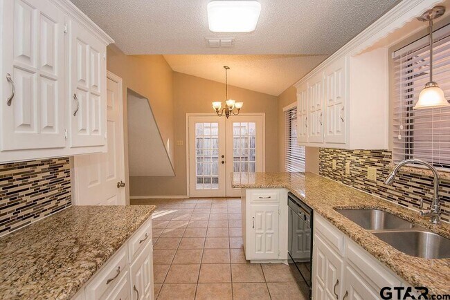 Building Photo - 5907 Hollytree Dr