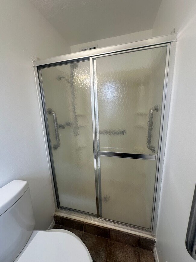 Building Photo - Welcome to this charming 3-bedroom, 2-bathroom home located in Albuquerque, NM