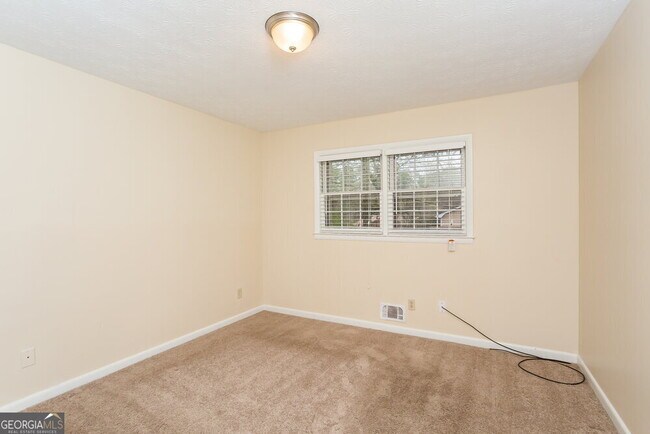 Building Photo - 2115 Pine Knoll Cir NE