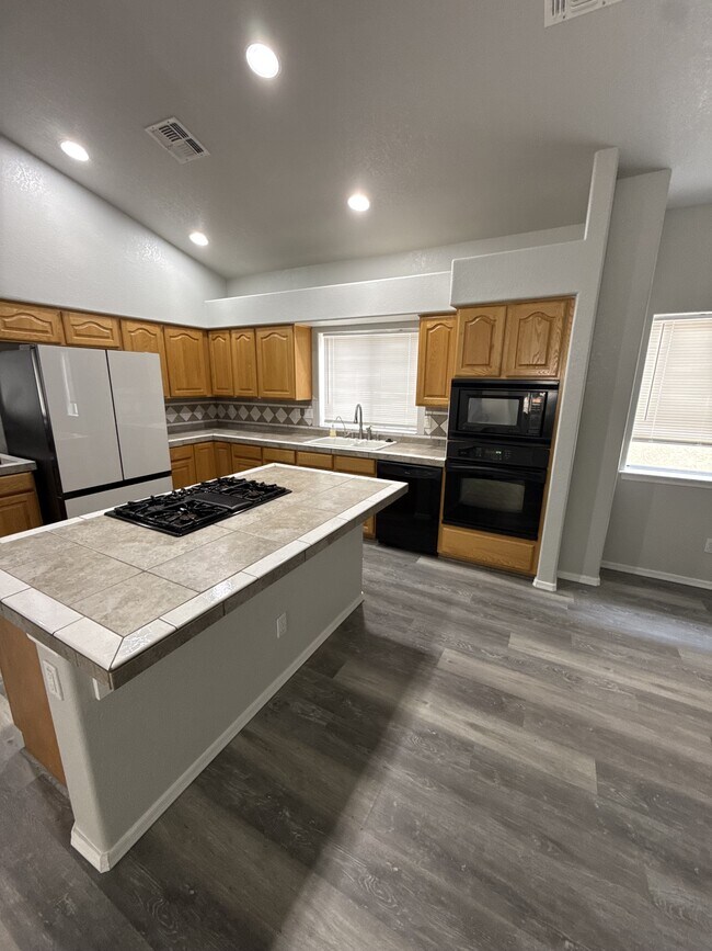 Building Photo - 1825 E Shore Villas Dr