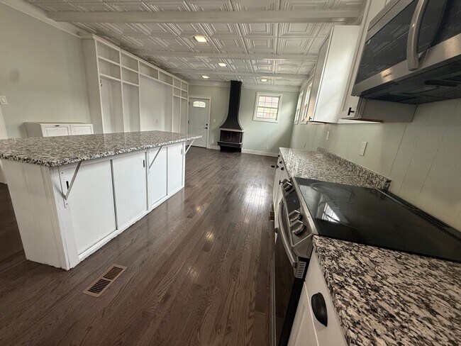 Building Photo - Spacious 5 bedroom 3 bathroom home