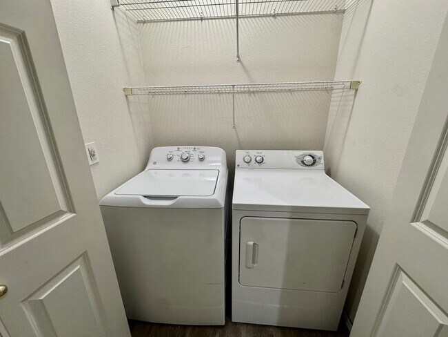 Building Photo - Secluded Renton Townhome